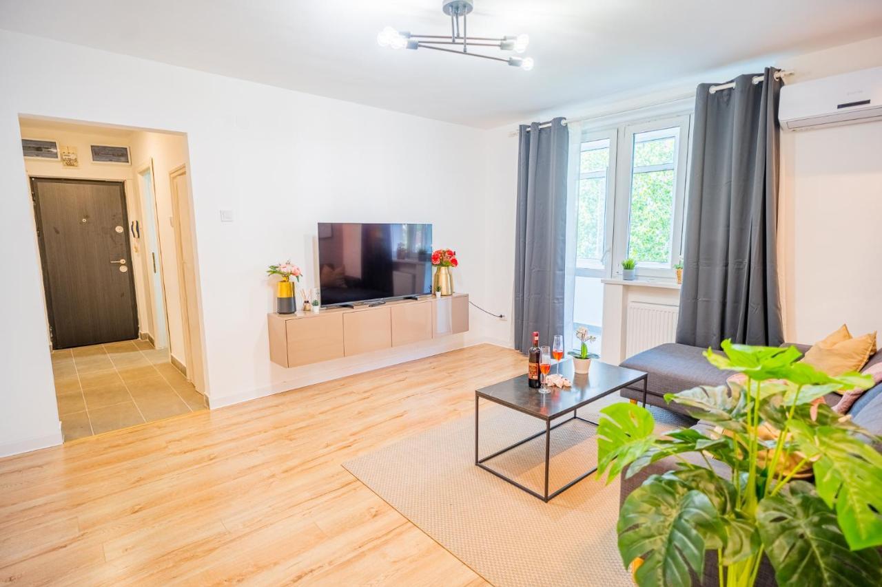 Spacious Newly Renovated 2Br Apartments With Balcony Bucharest Exterior photo