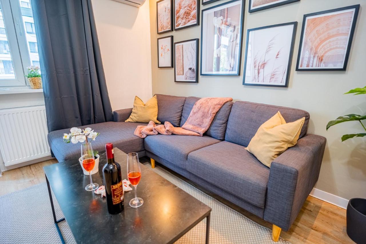 Spacious Newly Renovated 2Br Apartments With Balcony Bucharest Exterior photo