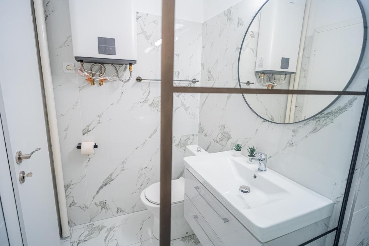 Spacious Newly Renovated 2Br Apartments With Balcony Bucharest Exterior photo