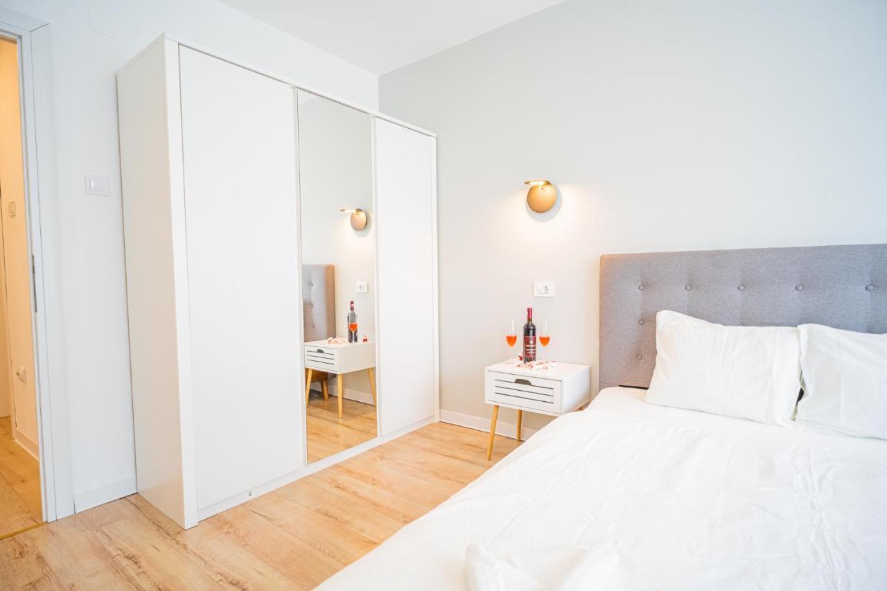 Spacious Newly Renovated 2Br Apartments With Balcony Bucharest Exterior photo