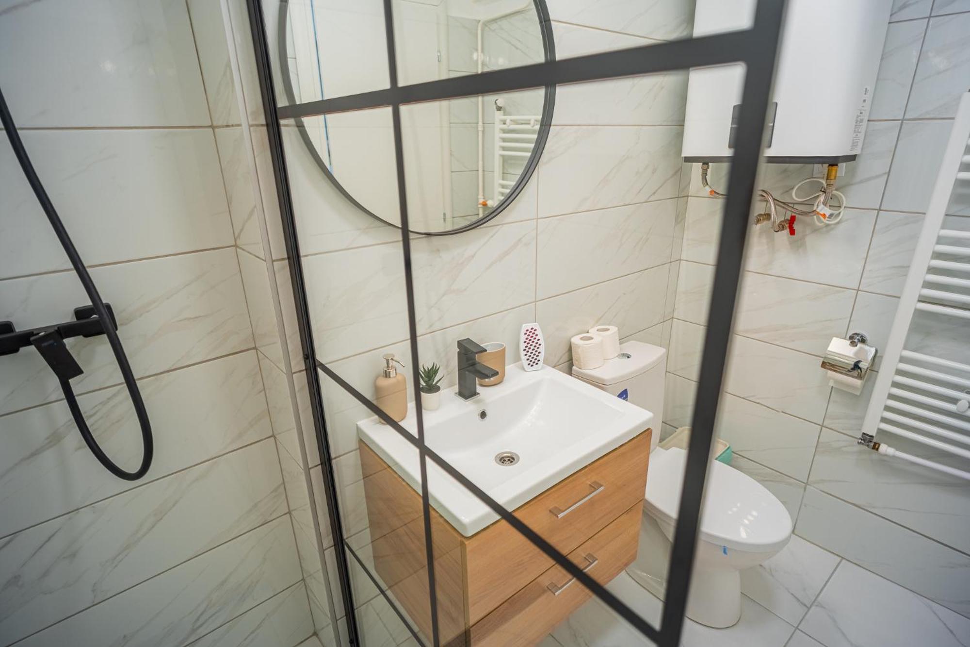 Spacious Newly Renovated 2Br Apartments With Balcony Bucharest Exterior photo