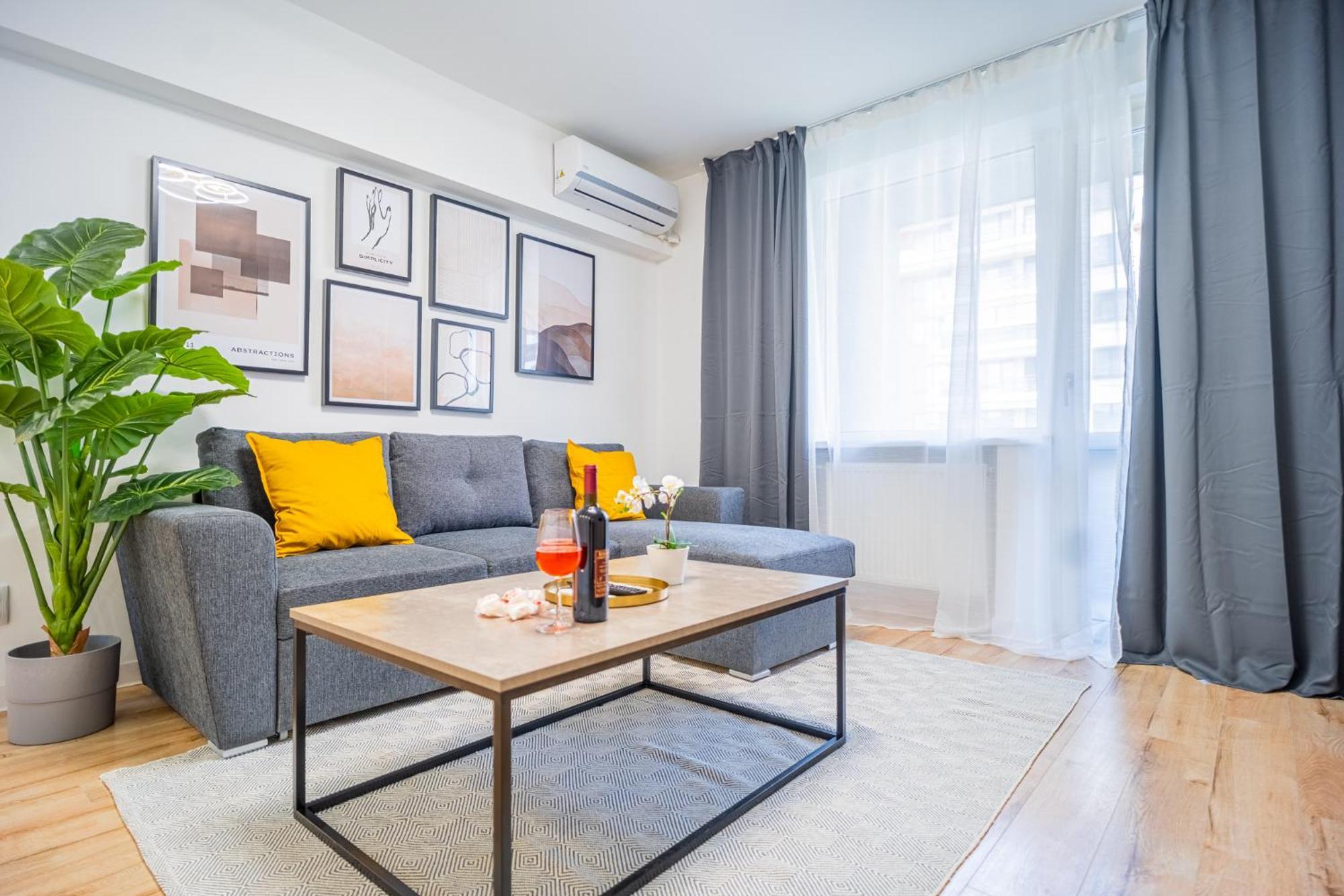 Spacious Newly Renovated 2Br Apartments With Balcony Bucharest Exterior photo